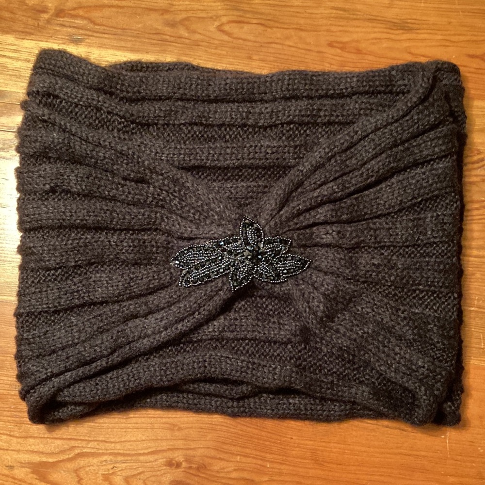⚜️C.C Black Knitted Circle Scarf W/ Beaded Flower Embellishment!